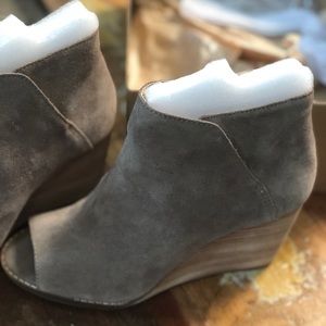 Lucky Brand Yezzah wedge peep toe NeW! Size 9